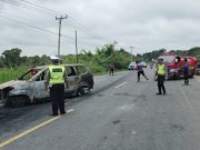 Personil Polres Ogan ilir Lakukan Pengaturan Lalu Lintas di TKP Mobil Terbakar, Pengemudi Melarikan Diri