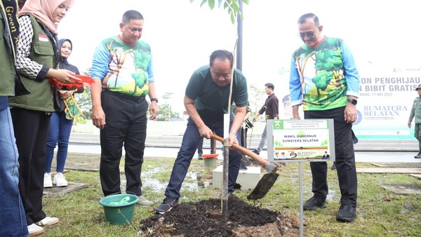 cik-ujang-melakukan-gerakan-penanaman-pohon-di-jabakabaring-1747528564942_169