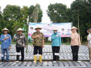 Walikota dan Ketua TP PKK Pagar Alam Tanam Bawang Merah Perdana