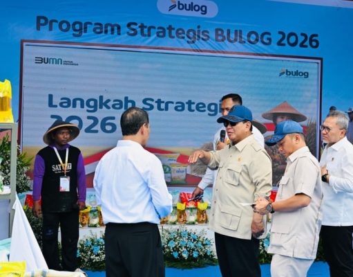 Presiden Prabowo Tinjau Hilirisasi dan Teknologi Pertanian Modern pada Panen Raya di Karawang