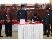 Bupati Muara Enim Serahkan 3 Raperda Strategis di Paripurna X DPRD
