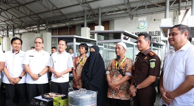 Wako dan Kejari Palembang Serahkan Gerobak Bakso untuk Eks Napiter