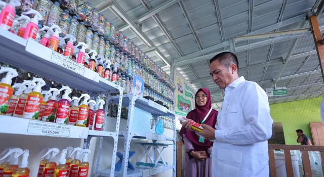 Walikota Palembang Serahkan Bantuan Sarpras ke 25 Bank Sampah Aktif