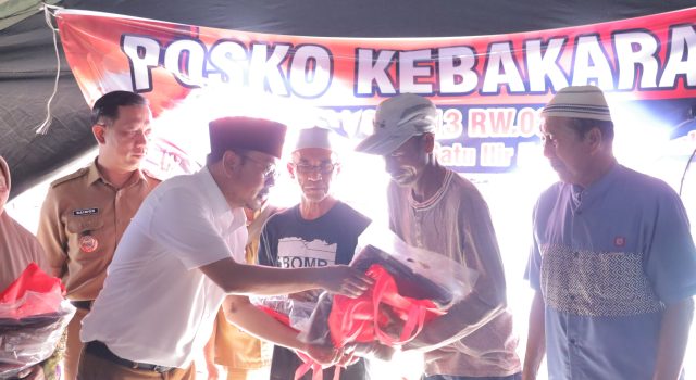 Wawako Palembang Serakan Bantuan kepada Warga Terkena Musibah Kebakaran