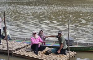 Wabup Banyuasin Tinjau Sawah, Budidaya Keramba Ikan Toman, hingga Sambangi Warga Sakit