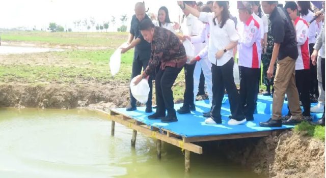 JAMINTEL Kejagung dan Gubernur Ikuti Tradisi Melebung Ikan di Ogan Ilir