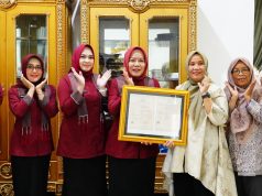 Penyerahan Simbolis Hak Cipta Kain Batik Cap Motif Nanas Khas Kota Prabumulih