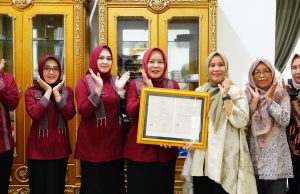 Penyerahan Simbolis Hak Cipta Kain Batik Cap Motif Nanas Khas Kota Prabumulih