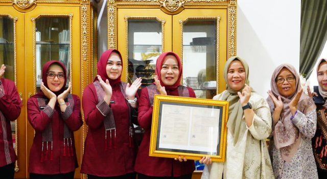 Penyerahan Simbolis Hak Cipta Kain Batik Cap Motif Nanas Khas Kota Prabumulih