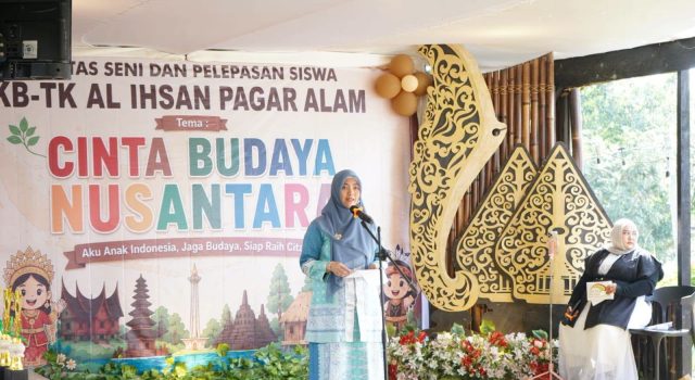 Hj. Bertha Menghadiri Pentas Seni dan Pelepasan Siswa KB-TK Al Ihsan Pagar Alam