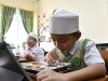 Suasana Hangat Saat Irjen Kemenag Tinjau Makan Bergizi Gratis di MIN 2 Palembang: “Makanannya Enak, Gurunya Baik!”