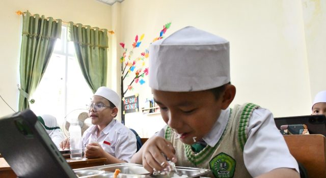 Suasana Hangat Saat Irjen Kemenag Tinjau Makan Bergizi Gratis di MIN 2 Palembang: “Makanannya Enak, Gurunya Baik!”
