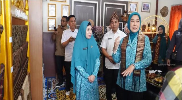 Feby Deru Dorong Penggunaan Pewarna Alami pada Batik Karang Manik